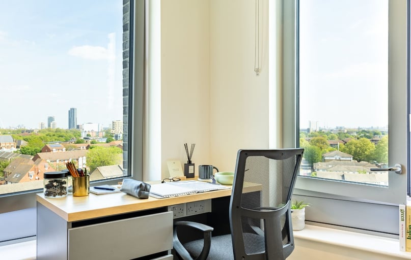 Platinum Skyline Studio, Great Court, 78 Rolls Road, Bermondsey, London - Image 1